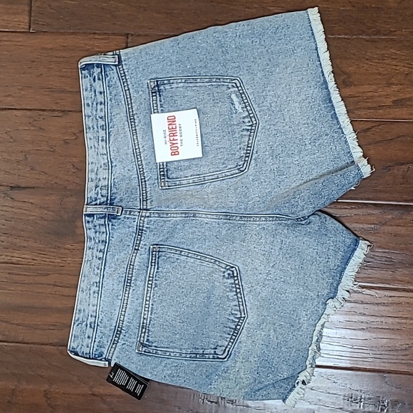NWT Celebrity Pink High-Rise Boyfriend The Bobby Distressed Jean Shorts (17/33) - Picture 3 of 10